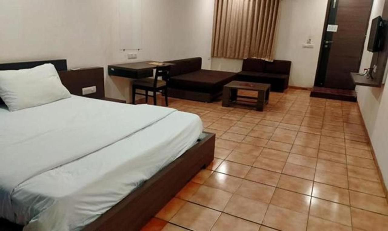 Hotel Sun N Step Club Ahmadábád Kültér fotó