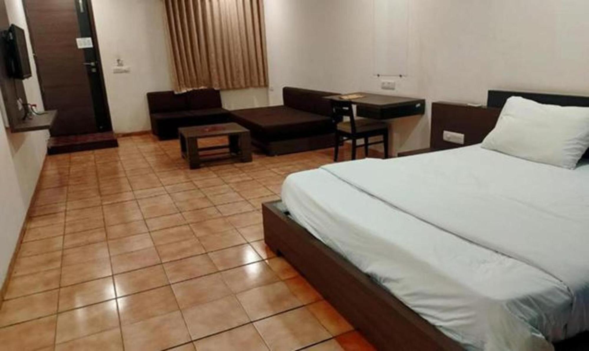 Hotel Sun N Step Club Ahmadábád Kültér fotó