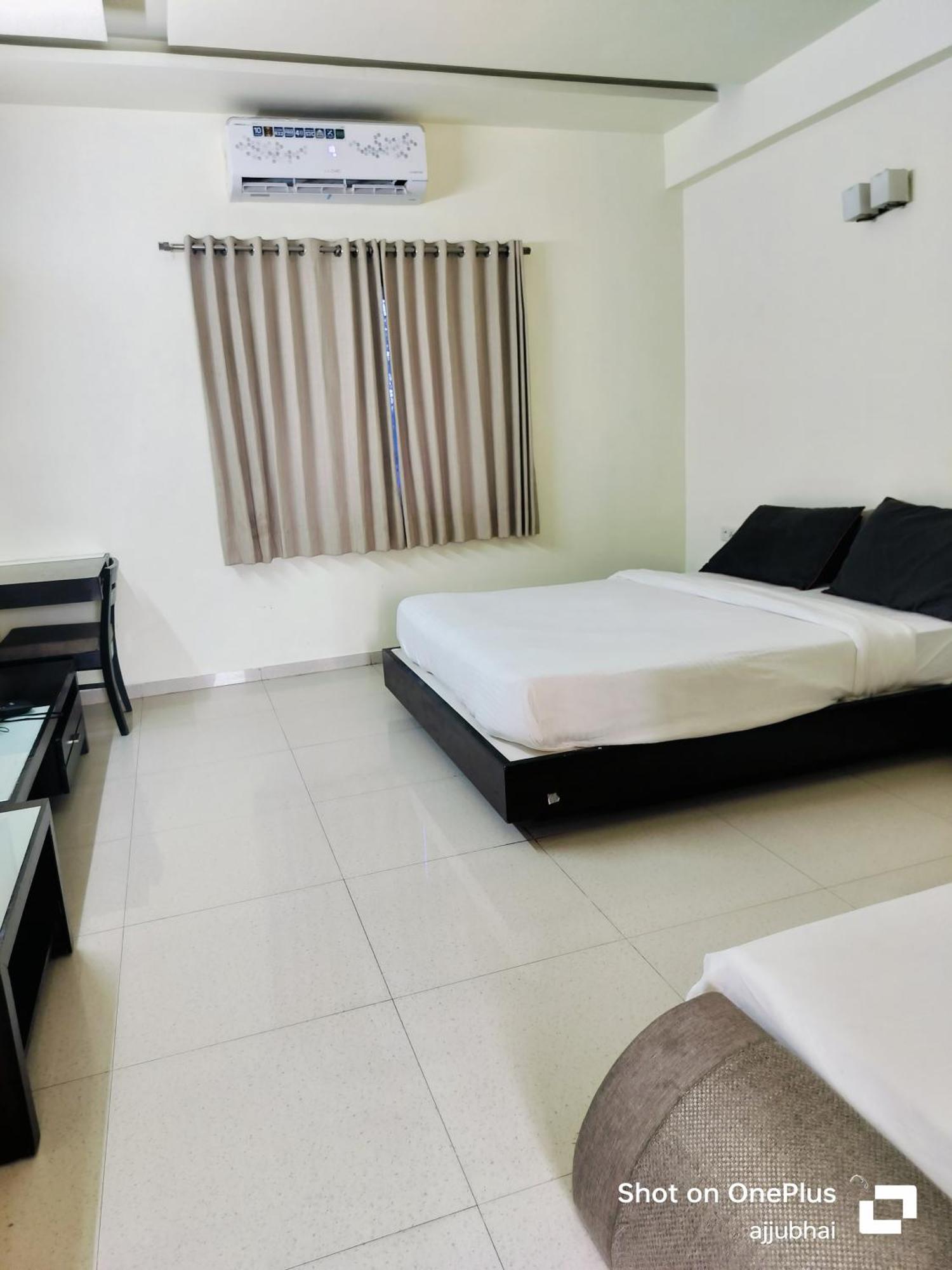 Hotel Sun N Step Club Ahmadábád Kültér fotó