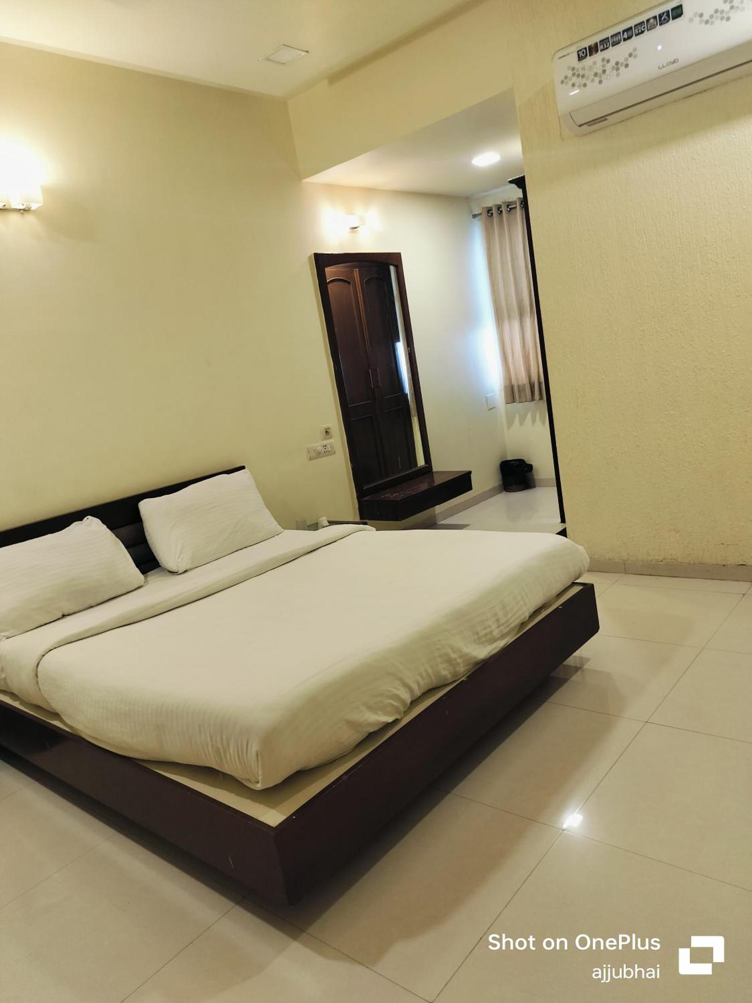 Hotel Sun N Step Club Ahmadábád Kültér fotó