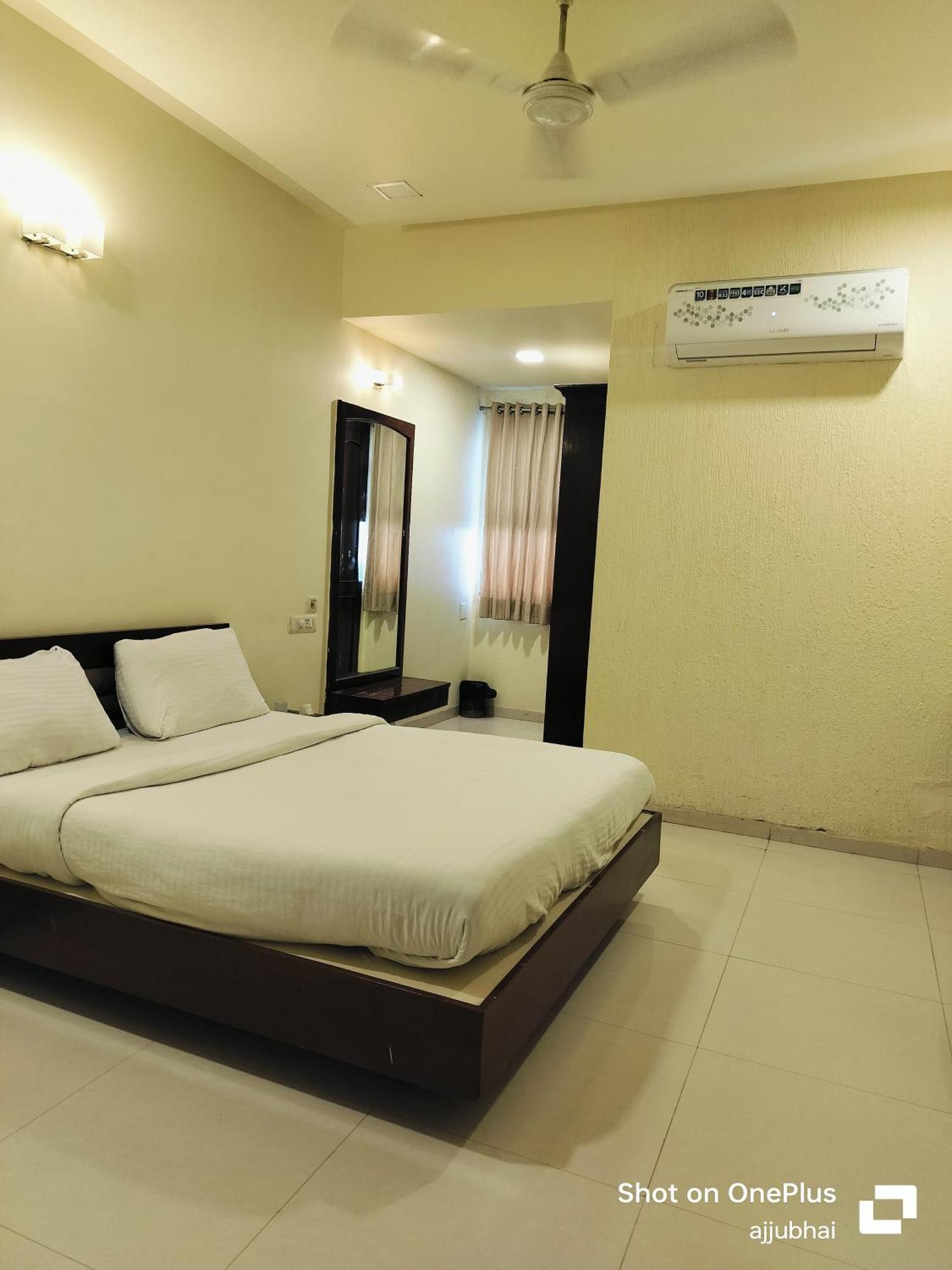 Hotel Sun N Step Club Ahmadábád Kültér fotó